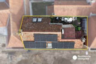 Op een uitstekende ligging vlak bij de Gentpoort en op wandelafstand van de Brugse binnenstad bevindt zich deze eigendom met interessant herontwikkelingspotentieel.<br />De bestaande rijwoning staat op een perceel met een breedte van ca. 12 meter en een diepte van ca. 6 meter. De woning telt momenteel ca. 175 m² bewoonbare oppervlakte, maar wordt voornamelijk aangeboden met het oog op afbraak en realisatie van een nieuw project, steeds onder voorbehoud van de geldende stedenbouwkundige voorschriften en vergunningen.<br />Dankzij de centrale ligging bevinden winkels, scholen, openbaar vervoer en andere dagelijkse voorzieningen zich in de onmiddellijke omgeving. Ook de Brugse binnenstad en belangrijke verbindingswegen zijn vlot bereikbaar.<br />Een interessante opportuniteit voor projectontwikkelaars, investeerders of bouwheren die op zoek zijn naar een centraal gelegen ontwikkelingssite in Brugge. <br />De vermelde prijs is een richtprijs. Elk bod hoger of lager dan de vermelde prijs wordt overgemaakt aan de eigenaar die zich het recht voorbehoudt om dit al dan niet te aanvaarden. <br />EPC: 386 kWh/m²jaar (energielabel D) (Vg, Wg, Gmo, Vkr, Gvv) Ref. BR00569