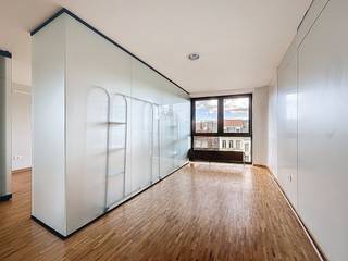 Wonen in hartje Gent? Dit lichtrijk duplexappartement gelegen ligt op een toplocatie, vlakbij de Kouter en op wandelafstand van winkels, horeca en openbaar vervoer. Met 2 slaapkamers, een groot zonneterras met prachtig uitzicht én een extra kleiner terras, geniet je van stedelijk wonen met een vleugje rust. De twee verdiepingen zorgen voor een aangename indeling en een ruim gevoel. Ideaal voor wie centraal wil wonen met alle troeven van de stad binnen handbereik.Indeling:1e verdieping: woonkamer - slaapkamer 1 - slaapkamer 2 - toilet2e verdieping: geïnstalleerde keuken - eetkamer - badkamerDe gemeenschappelijke kosten bedragen €70,00 in de vorm van een provisie en dienen voor het onderhoud van de gemeenschappelijke delen. Het appartement is onmiddellijk beschikbaar!