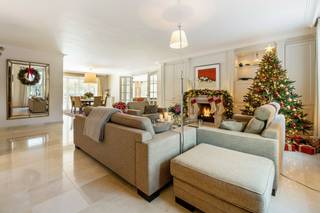 Luxueuze villa op een perceel van 1.708 m² op een centrale ligging te Hamont-Achel. De villa beschikt op het gelijkvloers over royale inkomhal met gastentoilet en vestiaire, apart kantoor, prachtige leefruimte opgedeeld in een zitruimte, eetkamer en tuinkamer, een luxe leefkeuken en een wasplaats/bijkeuken. Op de 1ste verdieping bevinden zich 4 ruime slaapkamers, luxe badkamer, dressing en een douchekamer. Vaste trap naar de (afgewerkte) zolderverdieping. Prachtige tuin met losstaande dubbele garage (voorzien van zolderruimte).<br /><br />Gelijkvloers<br />We betreden de woning via een royale inkomhal voorzien van gastentoilet en vestiaire. De inkomhal is licht, open en biedt een zeer ruimtelijk gevoel. Van hieruit heeft u enerzijds toegang tot het apart kantoor en anderzijds tot de gezellige, lichte leefruimte. De leefruimte is opgedeeld in een sfeervolle zithoek met gashaard, een eetkamer en een prachtige tuinkamer. Door de grote raampartijen kan u genieten van de prachtige tuin rondom de woning.<br /><br />Aansluitend aan de woonkamer treft u de luxueuze leefkeuken. Deze is afgewerkt met hoogwaardige materialen en voorzien van een natuurstenen werkblad, een fornuis, een koelkast, een combi-oven en een vaarwasmachine. Vanuit de keuken heeft u onmiddellijk toegang tot het terras achteraan dat voorzien is van een zonneluifel. Verder beschikt de woning op het gelijkvloers nog over een praktische bijkeuken/wasplaats en een sas met extra toilet en achterdeur naar de tuin.<br /><br />Verdiepingen<br />Op de eerste verdieping geeft de nachthal toegang tot 4 ruime slaapkamers. De masterbedroom beschikt over een aparte dressing en ensuite luxe badkamer voorzien van ligbad, douche, toilet, dubbele wastafel en infraroodcabine.<br /><br />Via een vaste trap op deze verdieping komt u op de afgewerkte zolderverdieping waar u de mogelijkheid heeft om extra kamers te maken of een grote ontspanningsruimte kan voorzien.<br /><br />Tuin<br />De woning is omringd door een prachtig aangelegde tuin voorzien van een automatische sproei installatie en druppelsysteem. Het perceel is volledig omheind en voorzien van een automatische poort vooraan en een losstaande dubbele garage (voorzien van elektrische poort) met opbergruimte en een vaste trap naar de zolderverdieping.<br /><br />Bijzonderheden<br />-Luxe afwerking<br />-Mogelijkheid tot aankoop van aanpalend bouwperceel (ca. 12 are)<br />-Grondwaterput aanwezig voor beregening van de tuin<br />-Robotmaaier aanwezig (Husqvarna)<br />-Centraal stofzuigersysteem<br />-Vloerverwarming (volledig gelijkvloerse verdieping en badkamer)