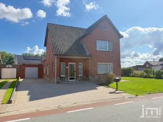 Deze goed onderhouden woning is rustig gelegen op een perceel van 6a 92. Met 3 grote en 1 kleinere slaapkamers biedt deze woning vele mogelijkheden.<br /><br />Via de inkomhal komen we op het gelijkvloers aan de rechterzijde in de ruime woonkamer. Aansluitend komen we in een aparte eetkamer die naast de keuken ligt. DE badkamer maakt het gelijkvloers van het hoofdgebouw compleet.<br />Via de veranda met apart toilet komen we in de achterliggende bergplaatsen, waar zich ook de vernieuwde verwarmingsinstallatie bevindt, en de wasplaats. <br /><br />Op de verdiepring geeft de nachthal toegang to 3 ruime slaapkamers en een vierde kleiner kamer, die ook dienst kan doen als kinderkamer, speelhoek of kan ingericht worden als tweede badkamer.<br />De zolder is bereikbaar via een luik in de nachthal.<br /><br />Naast de woning is er nog een garage. <br /><br /><br /><em><span>*De vermelde oppervlaktes zijn indicatief. JM Vastgoed kan niet verantwoordelijk gesteld worden voor de juistheid van de verstrekte gegevens.</span></em>