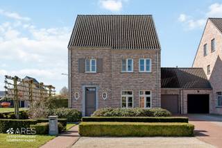 Bent u op zoek naar de ruimte en luxe van een nieuwbouw, maar wilt u niet wachten op een langdurig bouwproces? Deze statige, vrijstaande woning uit 2007 is met zo’n buitengewoon oog voor detail onderhouden dat ze de <strong>actuele nieuwbouwstaat benadert</strong>.<br /><br />Gelegen in een rustige, kindvriendelijke woonwijk op wandelafstand van de basisschool, biedt deze eigendom de perfecte combinatie van stijl, ruimte en een uitstekend <strong>EPC-label B</strong>.<br /><br /><strong>Architectuur en Uitstraling</strong><br />De klassieke architectuur en het tijdloze kleurenpalet van de gebruikte kwaliteitsmaterialen vormen een harmonieus geheel met de prachtig aangelegde, volwassen tuin.<br /><br />Met een indrukwekkende bruto bewoonbare oppervlakte van maar liefst <strong>271 m²</strong> op een perceel van <strong>539 m²</strong>, is dit aangenaam en royaal wonen.<br /><br /><strong>Gelijkvloers: Licht, Ruimte en Maatwerk</strong><br />Bij binnenkomst in de ruime inkomhal valt direct de massief beukenhouten trap en de hoogwaardige afwerking op. Via dubbele deur betreedt u de royale leefruimte, die baadt in natuurlijk licht. De indeling is als volgt:
<ul>
<li><span>een sfeervol centraal salon met een gezellige <strong>gashaard</strong>.</span></li>
<li><span>een ruime eetkamer aan de voorzijde.</span></li>
<li><span>een <strong>super uitgeruste leefkeuken</strong> die het hart van de woning vormt;</span></li>
<li><span>een koele berging als ruime voorraadkast bij de keuken.</span></li>
</ul>
<br />De connectie met de buitenruimte is hier werkelijk zeer aangenaam: zowel vanuit het salon als de leefkeuken zorgen grote raampartijen voor een <strong>maximale visuele en fysieke interactie met de tuin</strong>. De lichtinval is doorheen de hele dag bijzonder aangenaam en versterkt het ruimtegevoel. Voor warme, zonnige dagen is er gedacht aan optimaal comfort: het raam aan het salon is voorzien van een elektrisch bedienbaar screen, terwijl u bij de leefkeuken kunt genieten van de schaduw onder een elektrisch bedienbare zonneluifel.<br /><br />De keuken is op-en-top kwaliteitsmaatwerk, voorzien van granieten aanrechten, een eiland, een breed 5-pits gasfornuis met royale oven en een fluisterstille dampkap.<br /><br />Een slim geïntegreerde <strong>bureauhoek</strong> in maatwerk meubilair maakt de leefruimte compleet.<br /><br /><strong>Praktische Perfectie</strong><br />De woning is niet alleen ontworpen met het oog op comfort en stijl, maar houdt ook rekening met dagelijks gemak. U heeft een ruime achterinkom die dienst doet als extra berging en wasplaats. De aanpalende garage is voor het onderhoudsgemak afgewerkt met een tegelvloer, bepleisterde en geschilderde muren en voorzien van een op maat gemaakte kastenwand. Boven de garage bevindt zich bovendien een handige extra bergzolder. In de tuin staat een houten tuinberging, eveneens afgewerkt met een tegelvloer.<br /><br /><strong>Verdiepingen</strong><br />Op de eerste verdieping biedt de nachthal toegang tot:
<ul>
<li><span>3 volwaardige slaapkamers, waarvan de hoofdslaapkamer is uitgerust met uitgebreid <strong>ingebouwd maatwerk</strong> en sfeervolle verlichting.</span></li>
<li><span>een ruime badkamer met regendouche, ligbad en lavabomeubel.</span></li>
<li><span>1 van de slaapkamers is momenteel ingericht als ontspanningsruimte met <strong>eigen sauna</strong>.</span></li>
</ul>
<br />Via een vaste trap bereikt u de indrukwekkende dakverdieping. Deze grote open ruimte kan eenvoudig worden ingedeeld in twee extra kamers, ideaal als hobbyruimte, kantoor of een eigen verdieping voor een tiener.<br /><br /><strong>Buitenleven in alle privacy</strong><br />De tuin is een oase van rust. Met twee terrassen in arduinen plavuizen, waarvan één overdekt, vindt u altijd de perfecte plek in de zon of schaduw. De leilinden en dakmoerbeibomen zorgen voor natuurlijke verkoeling op warme dagen, terwijl de volledig omheinde tuin uw privacy garandeert.<br /><br /><strong>Kortom: e</strong>en instapklare droomwoning !<br /><br /><strong>Interesse in deze unieke kans?</strong> Neem voor meer informatie of een persoonlijk bezoek contact op met <strong>ARES vastgoed- & landmeetbureau te Beerse</strong>. Wij leiden u graag rond in deze uitzonderlijke woning!<br /><br />