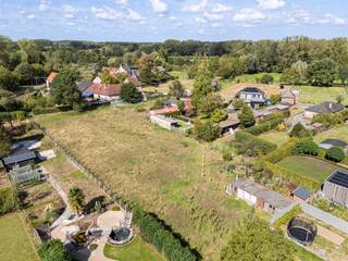 We bieden een zeer rustig gelegen te renoveren woning aan in het landelijke Serskamp, maar toch nabij centrum Wichelen en dorp Lede met alle faciliteiten. Het station van Serskamp en Lede is in de onmiddellijke nabijheid. De eigendom heeft op het gelijkvloers een ruime living met aangrenzende keuken, badkamer en lichtrijke veranda. Op de verdieping bevinden zich 3 slaapkamers (2 grote en 1 kleinere). Een praktische zolder kan eventueel omgebouwd worden tot meerdere slaapkamers. Op het einde van de oprit komt u in diverse ateliers en werkhuizen, interessant voor wie het kan dienen ! Achteraan de woning ligt een weide van ongeveer 27 are, een droom voor de paardenliefhebber. Graag meer info en een bezoek : Marc 0475 595959