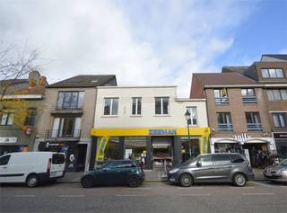 Bent u op zoek naar een rendabele investering? Dan is deze uitstekend gelegen opbrengsteigendom in de Stationsstraat 67 te Leopoldsburg zeker een bezoek waard. Het pand beschikt over een ruim handelsgelijkvloers met een oppervlakte van maar liefst 621 m². Op de verdieping bevinden zich momenteel kantoor- en sociale ruimtes, wat zorgt voor een functionele en veelzijdige indeling.<br /><strong>Een belangrijke troef is dat het gebouw momenteel verhuurd is aan de gerenommeerde retailketen Zeeman, wat garant staat voor een onmiddellijke huuropbrengst. De maandelijkse huurinkomst bedraagt € 3.285, waardoor dit pand een interessante opportuniteit vormt voor investeerders die op zoek zijn naar een stabiel rendement.</strong><br />Interesse of graag meer informatie? Contacteer ons via info@immodelestre.be of bel naar 054 33 62 52. Meer vastgoedaanbod vindt u op www.immodelestre.be.