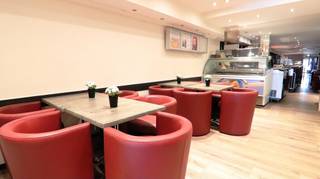 Dit horecapand heeft een UITSTEKENDE commerciele ligging aan de ZEEDIJK van Middelkerke. Toeristische TOPLOCATIE + ca 20 zitplaatsen binnenin...