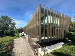 Moderne kantoorruimte van 175 m² te huur op de eerste verdieping van het stijlvolle kantoorgebouw D-One in Kortrijk. Deze instapklare kantoorruimte...