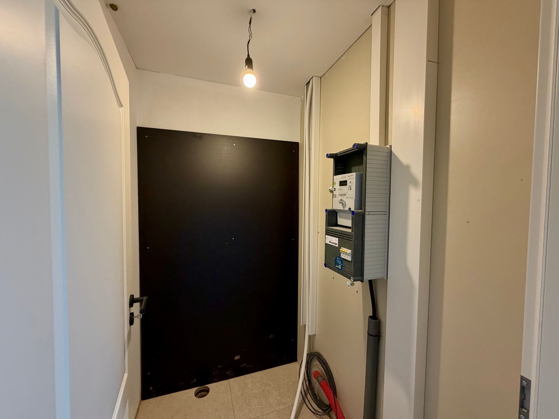 Uitzonderlijk ruim en volledig vernieuwd triplex appartement met drie slaapkamers, twee badkamers en een riant terras op een centrale locatie te Dilsen-Stokkem. - foto 5