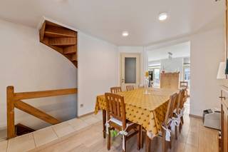In het centrum van Brugge bevindt zich deze vergunde opbrengsteigendom bestaande uit 2 appartementen. Dankzij de lopende verhuur van het bovenliggend appartement en de stadstuin als verlengstuk van het gelijkvloers appartement, vormt dit pand een interessante opportuniteit.<br /><br />Het gelijkvloers appartement beschikt over een benutbare oppervlakte van ca. 45 m² en omvat een leefruimte met open keuken, een slaapkamer met badkamer (voorzien van douche, lavabo, toilet en aansluiting voor wasmachine).<br /><br />Het bovenliggend appartement strekt zich uit over twee verdiepingen en heeft een benutbare oppervlakte van ca. 92 m². Het beschikt over een heldere leef- en eetruimte en een volledig ingerichte keuken. Op de bovenliggende verdieping bevinden zich een slaapkamer, badkamer en bergruimte. Via een vaste trap is bovendien een extra nivo bereikbaar dat kan worden ingericht als bureau, hobbyruimte of bijkomende berging. Dit appartement is verhuurd, wat meteen zorgt voor een stabiele huuropbrengst.<br /><br />De vergunde indeling met 2 woonentiteiten maakt van dit pand een aantrekkelijke opbrengsteigendom. Ook voor eigen bewoning biedt dit interessante mogelijkheden: u kan het gelijkvloers-appartement bewonen terwijl de huurinkomsten van het bovenliggend appartement bijdragen aan de afbetaling van uw investering.<br /><br />Er zijn geen maatregelen gevonden volgens onze opvraging bij het Maatregelenregister. <br /><br />Heeft u interesse?<br />Neem contact met Katrien 0477 46 53 11 of katrien@waeyler.be.