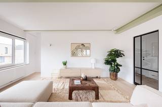 <p>Ontdek dit prachtig gerenoveerde duplexappartement van 168 m², met drie slaapkamers en een grote bureauruimte die kan worden omgevormd tot een vierde slaapkamer, ideaal gelegen in een rustige en groene wijk van Sint-Pieters-Leeuw.</p><p>De woning werd volledig gerenoveerd, met bijzondere aandacht voor de kwaliteit van de materialen, de lichtinval en de praktische indeling van de ruimtes.<br />Een instapklaar appartement met royale volumes en hedendaagse afwerkingen.</p><p><strong>Indeling</strong></p><ul><li><p>Ruime en lichtrijke woonkamer met open keuken</p></li><li><p>Drie comfortabele slaapkamers</p></li><li><p>Grote bureauruimte, eenvoudig om te vormen tot vierde slaapkamer</p></li><li><p>Douchekamer</p></li><li><p>Badkamer met aparte douche</p></li><li><p>Aangenaam terras</p></li><li><p>Twee aparte toiletten</p></li></ul><p><strong>Troeven</strong></p><ul><li><p>Volledig en zorgvuldig gerenoveerd, zonder compromissen</p></li><li><p>Elektriciteit conform</p></li><li><p>Energieklasse B en asbestvrij</p></li><li><p>Rustige, residentiële wijk met goede bereikbaarheid</p></li><li><p>Vlotte toegang tot Brussel en de belangrijkste invalswegen</p></li></ul><p><strong>Optie</strong><br />Een garagebox is optioneel beschikbaar aan €25.000.</p><p>De mede-eigendom werd eveneens volledig en recent gerenoveerd.</p><p>Voor meer informatie of een bezoek: 02/884.23.23</p><p>Stedenbouwkundige inlichtingen in aanvraag. Maatregelen opgenomen in het maatregelenregister: nee. </p>