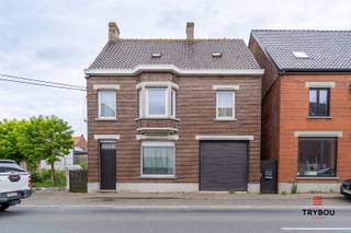 In de Klerkenstraat 32 vind je deze ruime gezinswoning met veel mogelijkheden. De woning biedt een stevige basis en een praktische indeling, ideaal voor wie op zoek is naar ruimte en de kans om alles naar eigen smaak te renoveren.<br /><br />Bij het binnenkomen is er een inkomhal 🚪 die toegang geeft tot de verschillende ruimtes. De woning beschikt over een ruime leefruimte 🛋️ en een grote keuken 🍽️ met voldoende plaats voor dagelijks comfort en gezellige momenten.<br /><br />Er zijn drie slaapkamers 🛏️ en twee badkamers 🚿, wat de woning zeer geschikt maakt voor grotere gezinnen of wie graag extra kamers heeft voor bureau of hobby.<br /><br />Verder is er een ruime zolder 📦 met uitbreidingsmogelijkheden, een kelder voor extra opslag en een garage 🚗. Buiten is er een tuin 🌿 waar je rustig kan genieten.<br /><br />De woning heeft EPC-label F 📉 en valt dus onder de renovatieplicht. Dit biedt meteen ook een mooie kans om de woning volledig te moderniseren en om te vormen tot een hedendaagse thuis.<br /><br />Een woning met ruimte, mogelijkheden en veel toekomstpotentieel ✨<br /><br />📞 Interesse? Contacteer Thijs of Nina :<br />📲 051 57 54 61<br />📧 thijs@grouptrybou.be<br />📧Nina@groutrybou.be<br /> | friedel@grouptrybou.be