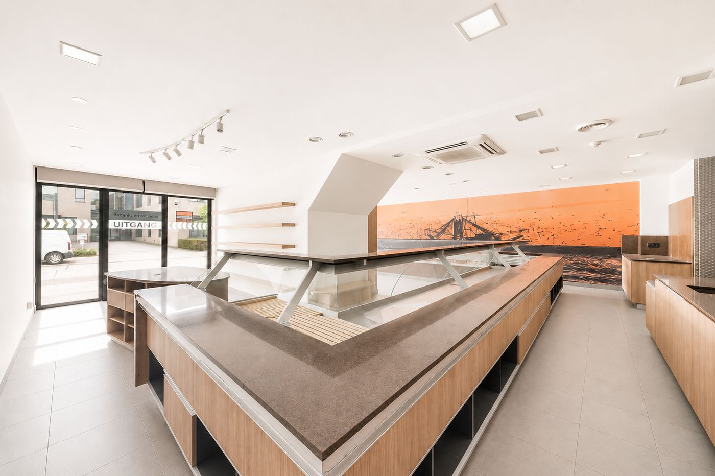 RUIM HANDELSPAND MET HOOGWAARDIGE VOORZIENINGEN OP TOPLOCATIE IN CENTRUM KOEKELARE - foto 1