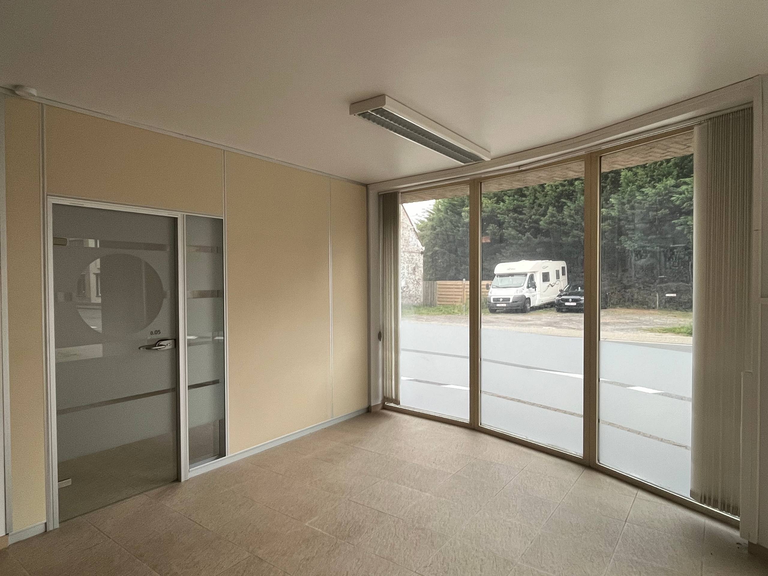 Handelspand/kantoorruimte met garage te huur in Zulte - foto 5