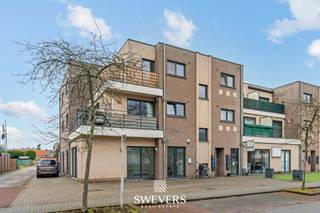 * De vermelde prijs is exclusief gemeenschappelijke kosten van 100 euro/maand.<br /><br />Op een strategische maar rustige locatie in Heusden-Zolder, meer bepaald in de Rode Kruisstraat 2/1, bevindt zich dit verzorgde handelspand op het gelijkvloers. Een plek waar bereikbaarheid, zichtbaarheid en comfort samenkomen. Ideaal voor ondernemers die op zoek zijn naar een professionele uitvalsbasis met alles binnen handbereik.<br /><br />Het handelspand werd gebouwd in 2006 en bevindt zich in een goede staat. De neutrale uitstraling maakt het pand bijzonder veelzijdig en geschikt voor uiteenlopende commerciële activiteiten. U krijgt hier een solide basis waarop u meteen kan verder bouwen, zonder nood aan grote of ingrijpende investeringen.<br /><br />Met een bruikbare oppervlakte van ongeveer 120 m² beschikt u over voldoende ruimte om klanten op een aangename manier te ontvangen en tegelijk efficiënt te werken. De indeling laat toe om de ruimte flexibel in te richten volgens uw noden en toekomstplannen. Vandaag starten, morgen uitbreiden — hier kan het.<br /><br />Een extra troef is de aanwezige keuken van 13 m². Een praktische voorziening die het dagelijkse comfort van uzelf en uw medewerkers aanzienlijk verhoogt. Even pauzeren, lunchen of bijtanken tijdens een drukke werkdag? Dat kan hier in alle rust en comfort. Daarnaast is het pand uitgerust met een alarm, rookdetectoren en internetaansluiting, wat bijdraagt aan een veilige en vlot functionerende werkomgeving.<br /><br />De ligging is zonder twijfel een belangrijk pluspunt. Het handelspand bevindt zich op slechts 150 meter van het openbaar vervoer en op wandelafstand van scholen. Winkels, restaurants en ontspanningsmogelijkheden liggen op 1,5 tot 1,8 km, wat zorgt voor een levendige maar aangename omgeving.<br /><br />Ook qua bereikbaarheid scoort dit pand uitstekend. De nabijheid van de snelwegen op ongeveer 3,5 km maakt het pand eenvoudig toegankelijk voor klanten en leveranciers van buiten de regio. Ideaal voor een vlotte dagelijkse werking en een brede klantenbasis.<br /><br />Ondanks de centrale ligging bevindt het handelspand zich in een rustige zijstraat van de Koolmijnlaan met een commerciële uitstraling. Hier geniet u zonder storende drukte toch van zichtbaarheid. Bovendien is er ruim voldoende gratis parkeergelegenheid in de straat, een absolute meerwaarde voor klanten én medewerkers.<br /><br />Het gunstige EPC-label zorgt ervoor dat de energiekosten binnen de perken blijven. Een slimme investering die niet alleen vandaag, maar ook op lange termijn rendeert. Lagere kosten betekenen meer ruimte om te focussen op wat écht telt: uw zaak laten groeien.<br /><br />Tot slot is het handelspand onmiddellijk beschikbaar. U hoeft dus niet te wachten om uw plannen te realiseren. Ziet u het al voor zich? Uw onderneming die hier vorm krijgt, klanten die vlot binnenwandelen en een werkplek die elke dag opnieuw professioneel aanvoelt. Dit handelspand biedt u alle kansen om meteen van start te gaan in Heusden-Zolder. Bel ons vandaag nog voor een persoonlijke rondleiding. Wij van Swevers Real Estate helpen je maar al te graag verder. tel. 011 255 155. Bron bewoonbare oppervlakte: EPC-verslag.
