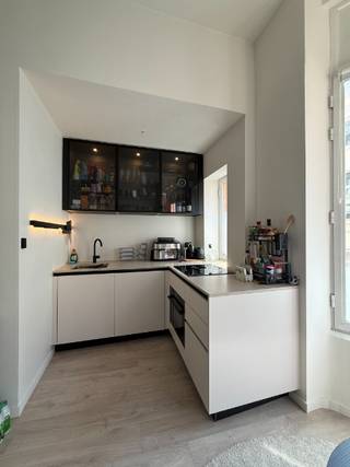 Deze leuke studio is uitstekend gelegen, op wandelafstand van de Veldstraat, Onderbergen, winkels, horecazaken, openbaar vervoer en tal van andere voorzieningen.<br /><br />De studio bevindt zich op de eerste verdieping en beschikt over een lichtrijke leefruimte met een praktische ingemaakte kast. De moderne luxe keuken is uitgerust met een kookplaat, dampkap en koelkast. Daarnaast is er een verzorgde douchekamer met douche, lavabo en toilet.<br /><br />Opgelet: de studio beschikt niet over een aparte slaapkamer.<br /><br />Als extra troef is er een gemeenschappelijke fietsenberging aanwezig.<br />De verwarming gebeurt via een energiezuinige warmtepomp, die zowel kan verwarmen als koelen.<br /><br />Extra informatie
<ul>
<li>Geen lift aanwezig</li>
<li>Provisie gemeenschappelijke kosten: € 30/maand</li>
<li>Provisie privatief verbruik: € 70/maand</li>
<li>Beschikbaar vanaf 1 september 2026</li>
<li>EPC: 209 kWh/m²/jaar</li>
</ul>
<br />Interesse? Neem gerust contact met ons op via e-mail om een bezoek in te plannen.