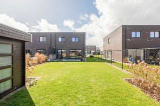 Deze prachtige halfopen nieuwbouwwoning is gelegen in een rustige, doodlopende straat binnen een recente en kindvriendelijke woonwijk, omringd...