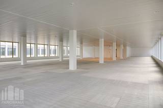 Deze kantoorruimte van <strong>1905 m²</strong> bevindt zich op de<strong> tweede en derde verdieping </strong>en maakt deel uit van het hoogwaardig kantorencomplex "<strong>Atmos</strong>", bestaande uit vijf <strong>BREEAM OUTSTANDING-gecertificeerde gebouwen</strong>. Deze kantoren zijn instapklaar en liggen in een <strong>groene omgeving</strong> met een autoluw binnenplein. Het complex biedt ruime ondergrondse parkeermogelijkheden, inclusief laadpalen, en een openbare parking in aanbouw, met <strong>oplevering voorzien in januari 2025</strong>.<br /><br />Het gebouw is strategisch gelegen aan <strong>"The Loop" </strong>de R4-ring rond Gent, op slechts 4 minuten rijden van de<strong> E40-op- en afrit Sint-Denijs-Westrem </strong>en 7 minuten van de E17. Het Sint-Pietersstation bevindt zich op 1,6 km afstand, wat neerkomt op 8 minuten fietsen of 22 minuten wandelen. Daarnaast ligt een tramhalte op slechts 900 meter.<br /><br />Het kantoorgebouw biedt ook uitstekende zichtbaarheid vanaf de R4, wat bijdraagt aan de prominente locatie. "The Loop" ondergaat een verdere transformatie naar een nieuwe levendige stadswijk waar naast grote kantoren, winkels en evenementen ook plaats is voor andere functies zoals wonen, verschillende types handel en recreatie. Via de volgende link kan met de toekomstvisie van Stad Gent terugvinden: Nieuwe toekomstvisie | Stad Gent. <strong>Aankoop van de kantoren is eveneens mogelijk.</strong><br /><br />Voor meer informatie, het lastenboek of een vrijblijvend plaatsbezoek, neem contact op met <strong>PANORAMA B2B GENT KANTOREN</strong> via <strong>09 225 09 02</strong>.