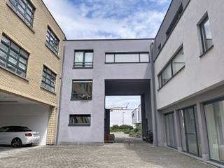 <p>Deze gezellige studio verwelkomt je via een lange inkomhal. In de inkomhal bevinden zich reeds een apart toilet en een badkamer. Verderop kom je terecht in de lichtrijke leefruimte met open keuken, die een aangename en praktische indeling biedt.</p><p>In de leefruimte is bovendien een apart hoekje gecreëerd dat werd ingericht als slaapgedeelte, wat zorgt voor een slimme en functionele scheiding tussen wonen en slapen.</p><p>Daarnaast beschikt het pand over een parkeerplaats in de gemeenschappelijke garage en een private kelderberging, wat zorgt voor extra comfort en opbergruimte.</p><p><u>De meubels</u> die zichtbaar zijn op de foto’s blijven bovendien <u>aanwezig</u>, waardoor de studio instapklaar is.</p>