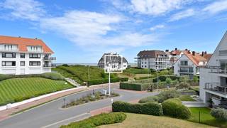 Droomappartement voorzien van de hoogste afwerkingsgraad op een residentiële en zonnige ligging vlak aan de Wandeldijk en het Zwin. <br />Indeling: inkomhall met vestiaire en gastentoilet. Hele brede leefruimte (>7 meter!) met salon en gashaard, uitgevend op het zonneterras: middag- tot ondergaande zon! Impressionante leefkeuken volledig in de marmer (Miele toestellen) , gezellige eethoek met ingewerkte zitbank. <br />Masterbedroom met een luxe en suite douchekamer genietend van zicht op zee. Slaapkamer 2 en 3 telkens met eigen douche en eveneens met zicht op zee. <br />Privatieve kelderberging inbegrepen. Gemeenschappelijke fietsenberging. <br />Conciërge aanwezig in de residentie voor algemene veiligheid en comfort. <br />Mogelijkheid tot aankoop van een privatieve en gemakkelijk toegankelijke parkeerplaats in de residentie (op straatniveau). <br />Terrassen, balustrades en gevel van de residentie werden vorige maand vernieuwd. <br /><br />Uitzonderlijke aanbieding op een fantastische locatie! <br /><br />Bezoek warm aanbevolen en steeds mogelijk op afspraak.