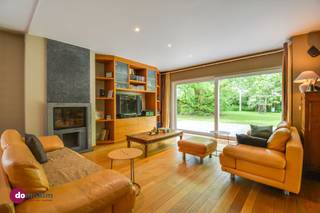 <p><span>Villa dans l'arrière-cour avec beaucoup d'espace sur un terrain spacieux à Schiplaken</span></p><p><span> </span></p><p><span>Vous rêvez d'espace, de tranquillité et d'une situation privilégiée? Alors cette propriété est exactement ce que vous recherchez. Par une longue allée, vous arrivez à votre nouvelle maison, discrètement nichée sur un généreux terrain de pas moins de 16a 50ca.</span></p><p><span> </span></p><p><span>Vous entrez dans la propriété par le spacieux hall d'entrée. Le grand espace de vie, où la lumière et l'espace sont au centre, vous invite à vous détendre et à profiter. Le bureau séparé, qui communique avec l'espace de vie, est parfait pour travailler à domicile. La cuisine spacieuse offre tout le confort nécessaire, suivie d'un espace de rangement pratique et d'une buanderie.</span></p><p><span> </span></p><p><span>À l'étage, le lumineux couloir de nuit vous accueille dans quatre chambres de taille normale. La chambre principale dispose de son propre dressing et d'une salle de bains privée entièrement équipée &amp; où vous pourrez vous détendre pleinement. Vous disposez également d'une deuxième salle de bains avec lavabo, toilette et baignoire. </span></p><p><span> </span></p><p><span>À l'extérieur aussi, c'est le plaisir à l'état pur. Le magnifique jardin vous offre une intimité totale et dispose de deux terrasses. L'une d'entre elles est directement reliée au salon, ce qui est idéal pour des dîners agréables. La seconde terrasse est orientée à l'ouest pour que vous puissiez profiter au maximum du soleil, avec un jacuzzi et un pool house pour une sensation ultime de vacances dans votre propre jardin.</span></p><p><span> </span></p><p><span>Cette maison est également très pratique: elle dispose d'un garage, d'un abri pour voitures et d'un espace de stationnement suffisant pour plusieurs voitures.</span></p><p><span> </span></p><p><span>La situation géographique complète le tableau. Elle est stratégiquement située entre Malines et Louvain, avec un accès facile à Anvers et Bruxelles. De plus, le centre de Schiplaken est accessible à pied et toutes les commodités sont à portée de main. Pour la détente et la nature, vous êtes à proximité du domaine du Bloso et du canal de Louvain.</span></p><p><span> </span></p><p><span>Bref, ici, vous combinez espace, confort et emplacement de choix pour créer votre maison idéale!</span></p><p><span> </span></p><p><span>Contactez-nous pour une visite!</span></p><p><span> </span></p><p><span>015 20 36 00 - <span>info@domoxim.be</span></span><span> </span></p><p><span> </span></p><p><span>domoXim. Là où les rêves deviennent réalité!</span></p><p><span> </span></p><p><span>Vous vous interrogez sur la valeur de </span><span>votre</span><span> maison? Nous vous conseillons volontiers.</span></p>