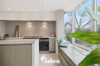 Welkom in deze unieke stadswoning waar ruimte, comfort en hoogwaardige afwerking samenkomen. De moderne woning werd gebouwd in 2013 en biedt...