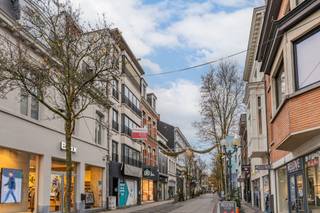 <strong>Verzorgd bemeubeld appartement op de tweede verdieping in dé winkelstraat van Turnhout</strong><br /><br />Ligging: Centraal gelegen in de grote winkelstraat van Turnhout omgeven door winkels, openbaar vervoer, horeca en met een vlotte verbinding naar de Grote Markt en hoofdwegen. <br /><br />Dit charmante appartement vinden we terug op de tweede verdieping van een kleinschalig gebouw en is bereikbaar met de lift. Het appartement is leuk ingedeeld en bestaat uit een inkomhal, een open leefruimte met aansluitend aan de voorzijde een keuken en berging. Via de nachthal kan men de badkamer met ligbad/douche en toilet bereiken, alsook 1 slaapkamer en een ruime dressing. Achteraan is een klein balkon aanwezig. <br />Dit appartement mag volledig bemeubeld verhuurd worden.<br /><br />Bijzonderheden: <br />- EPC: B-label<br />- Beschikbaarheid: 1/05/2026<br />- Gemeenschappelijke kosten: €25