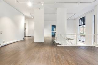 <p><strong>Commerciële Ruimte van ca. 240 m² op ’t Zuid</strong></p>
<p><strong>Iconische gevel | Toplocatie | Hoge visibiliteit<br /></strong>Ontdek een uitzonderlijke commerciële ruimte in een prachtig gebouw in <strong>Neo-Vlaamse renaissancestijl</strong>, gelegen op een absolute <strong>AAA-locatie</strong> in het hart van ’t Zuid.</p>
<p><strong>De Ruimte</strong></p>
<ul>
<li><strong>250 m²</strong> polyvalente handelsruimte</li>
<li><strong>14 m gevelbreedte</strong>voor maximale zichtbaarheid</li>
<li>Twee ruime open levels (gelijkvloers + sous-sol)</li>
<li>Centrale vide zorgt voor lichtinval en een open, architecturale beleving</li>
<li>Elk niveau beschikt over een aparte berging</li>
</ul>
<p><strong>Extra Mogelijkheden: </strong>Wil u groter gaan? Er zijn <strong>bijkomende oppervlaktes (105 m² tot 800 m²)</strong> beschikbaar, zodat u de volledige <strong>30 m brede gevel</strong> kunt benutten.</p>
<p><strong>Parkeren</strong></p>
<ul>
<li>Vlot parkeren dankzij publieke parkings <strong>Kooldok</strong>en <strong>Steendok</strong></li>
<li>Optionele <strong>privatieve autostaanplaats</strong>: €170/maand</li>
</ul>
<p><strong>Praktisch</strong></p>
<ul>
<li>Beschermd bouwkundig erfgoed</li>
<li>Maandelijkse kosten: €180 (beheer, gemeenschappelijke delen, provisie water)</li>
<li>Individuele aansluiting voor elektriciteit en gas</li>
</ul>
<p><strong>Ligging<br /></strong>Gelegen in het meest dynamische deel van ’t Zuid, omringd door cultuur, horeca, designzaken en uitstekende bereikbaarheid. <strong>Een perfecte plek voor galerie, conceptstore, atelier, kantoor of high-end retail.</strong></p>