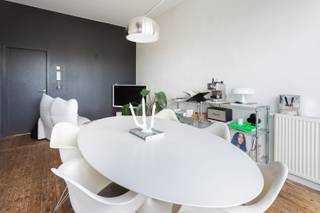 Locatie:<br />Wens je graag te wonen in een modern en comfortabel appartement in het bruisende Antwerpen? Zoek niet langer. Gezellige horeca, winkels, het openbaar vervoer en al het moois wat de stad te bieden heeft, vinden we hier op de Touwstraat op wandelafstand. Dankzij de centrale ligging, de continue opwaardering van de buurt en de uitstekende bereikbaarheid is deze locatie enorm in trek bij zowel starters als slimme investeerders die op zoek zijn naar een vastgoedparel met een gegarandeerd rendement.<br /><br />Indeling:<br />Dit appartement is de ultieme kans voor wie op zoek is naar zijn eerste woonst of aan investeren denk. We komen binnen in de lichtrijke leefruimte, die dankzij de grote raampartijen geniet van een veel natuurlijk lichtinval. De open keuken sluit hier perfect bij aan en is volledig uitgerust om koken en gezelligheid moeiteloos te combineren. Aansluitend bevindt zich het fijne terras waar je in alle rust geniet van de buitenlucht. De slaapkamer vormt de ideale plek om je na een drukke dag terug te trekken. De moderne badkamer is strak afgewerkt in dezelfde verzorgde lijn en is voorzien van een inloopdouche en een toilet.<br /><br />Bijzonderheden:<br />Gelegen op een gegeerde en centrale toplocatie in Antwerpen<br />Alle comfort aanwezig voor een zorgeloos woon- of investeringscomfort<br /><br /><br />Extra troeven:<br />Ideale starterswoonst of interessante opbrengsteigendom<br />Lichte leefruimte met een open, moderne keuken<br />Genieten van een heerlijk privatief terras<br />Moderne badkamer met inloopdouche en toilet