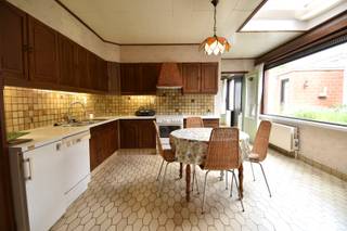 Op een leuke en rustige locatie, vlakbij belangrijke verbindingswegen, vinden we deze ruime gezinswoning met tal van mogelijkheden.<br /><br />Indeling als volgt:<br />Bij het binnenkomen wordt u verwelkomd in een aangename inkomhal. De woning beschikt over een dubbele leefruimte, ideaal als combinatie van een gezellige zithoek en eetruimte.<br />Aansluitend bevindt zich de keuken met ontbijthoek, een fijne plek voor het dagelijkse gezinsleven.<br /><br />Verder is er op het gelijkvloers een apart toilet, een badkamer met ligbad en douchemogelijkheid, lavabo en aansluiting voor de wasmachine, evenals een praktische technische berging met voldoende opbergmogelijkheden.<br /><br />Op de verdieping bevinden zich maar liefst 4 slaapkamers, waardoor deze woning uitermate geschikt is voor een gezin of voor wie nood heeft aan extra ruimte.<br />Via een vaste trap bereikt u de zolder, die bijkomende mogelijkheden biedt voor opslag of verdere inrichting.<br /><br />De woning beschikt bovendien over een garage met sectionaalpoort,<br /><br />Achteraan geniet u van een mooi stukje tuin, waar u in alle rust kunt ontspannen.<br /><br />Onze ref. DEV5186<br />Stedenbouwkundige info in aanvraag.