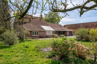 Deze charmante authentieke langgevelhoeve is rustig gelegen op een perceel van 1.525m²De zolder en de aangrenzende stal hebben de mogelijkheid het...