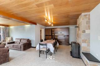 <p>Deze verrassend ruime woning in Gullegem biedt alle troeven voor wie op zoek is naar een comfortabele gezinswoning met veel mogelijkheden.</p>
<p>Via de inkomhal met gastentoilet bereikt u de lichtrijke leefruimte, bestaande uit een gezellige woonkamer en eetkamer, met aansluitend de praktische keuken.<br />Op het gelijkvloers bevindt zich bovendien een extra kamer die perfect dienst kan doen als slaapkamer, bureau of speelruimte. <br />De berging en inpandige garage zorgen voor extra comfort en voldoende bergruimte.</p>
<p>Op de verdieping beschikt de woning over vier volwaardige slaapkamers, met de mogelijkheid om een vijfde kamer te creëren, en een badkamer.</p>
<p>Dankzij deze flexibele indeling is de woning geschikt voor zowel jonge gezinnen als wie extra ruimte wenst voor thuiswerk of hobby’s. De gunstige ligging, vlakbij scholen, winkels en belangrijke invalswegen, maakt het dagelijkse leven bovendien bijzonder praktisch. Een ruime woning met tal van mogelijkheden, klaar om volledig naar uw eigen smaak ingericht te worden.</p>
<p></p>
<p>Contacteer ons snel voor meer informatie of een bezoek!</p>