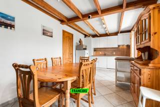 Charmante vakantiewoning met staanplaats op toplocatie in Bredene<br /><br />Droomt u van een eigen plekje aan de Belgische kust? Dan is deze charmante vakantiewoning, gelegen in het rustige en verzorgde vakantiepark aan de Koerslaan 61 in Bredene, zeker een bezoek waard. Dankzij de uitstekende ligging bevindt u zich op slechts enkele minuten wandelen van het strand, de zee en de prachtige duinen. Hier geniet u het hele jaar door van rust, natuur en ontspanning, terwijl winkels, horeca en recreatiemogelijkheden zich eveneens binnen handbereik bevinden.<br /><br />De woning werd doorheen de jaren goed onderhouden en biedt een aangename combinatie van comfort en functionaliteit. Bij het betreden van de woning komt u terecht in een gezellige leefruimte met voldoende plaats voor een zithoek en eethoek. De vernieuwde keuken vormt een absolute meerwaarde en is praktisch ingericht, waardoor u tijdens uw verblijf alle comfort geniet om heerlijke maaltijden te bereiden.<br /><br />Een bijzonder voordeel van deze vakantiewoning is de slaapkamer op het gelijkvloers. Dit zorgt voor extra gebruiksgemak en maakt de woning ook aantrekkelijk voor wie minder graag trappen doet. Op de verdieping bevindt zich een ruime slaapruimte met mogelijkheid om vier personen te laten overnachten. Hierdoor is de woning perfect geschikt voor gezinnen, vrienden of gasten die samen willen genieten van een ontspannen verblijf aan zee.<br /><br />Ook buiten werd geïnvesteerd in comfort en gezelligheid. De recent geplaatste pergola creëert een aangename buitenruimte waar u in alle rust kunt genieten van een ontbijt in de ochtendzon, een gezellige barbecue of een ontspannen avond na een dag aan het strand. Daarnaast beschikt de woning over een praktische berging, ideaal voor het opbergen van fietsen, strandmateriaal, tuinmeubelen of andere persoonlijke spullen.<br /><br />Verder beschikt de woning over een eigen staanplaats, zodat u steeds comfortabel kunt parkeren vlak bij de woning. Dit verhoogt niet alleen het gebruiksgemak, maar is ook een extra troef voor wie regelmatig naar de kust komt.<br /><br />Kortom, deze vakantiewoning combineert een uitstekende ligging nabij zee en strand met een praktische indeling, recente vernieuwingen en een gezellige buitenruimte. Of u nu op zoek bent naar een eigen vakantieverblijf, een tweede verblijf aan de kust of een interessante investering, deze woning biedt tal van mogelijkheden om optimaal te genieten van het leven aan zee.<br /><br />Aarzel niet en vraag nu uw bezoek aan!<br /><br />