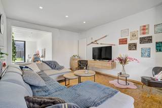 Op zoek naar een woning met karakter en ruimte in Deerlijk? Deze charmante woning werd reeds grondig gerenoveerd en kan mits enkele kleine afwerkingen helemaal in orde worden gemaakt!<br />De woning beschikt momenteel over 2 slaapkamers, met dankzij de vaste trap naar de zolder de mogelijkheid om extra kamers te creëren. De recente uitbouw met ruime keuken en zicht op de tuin vormt dé grote troef van de woning.<br /><br />TROEVEN:<br />* Recente uitbouw<br />* Ruime oprit<br />* EPC B<br />* Asbestveilig<br />* 2 slaapkamers + uitbreidingsmogelijkheden op zolder<br />* Vernieuwde badkamer<br /><br />INDELING: ruime inkomhal met gastentoilet en kelder, leefruimte en recente uitbouw met keuken en zicht op de tuin. Op de eerste verdieping bevinden zich 2 slaapkamers en een vernieuwde badkamer. De zolderverdieping biedt extra mogelijkheden.<br /><br />Interesse? Contacteer Vlaemynck Vastgoed voor meer info of een bezoek!<br /><br />REF.: LS/26115/TK