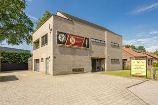<p><strong>Moderne, energiezuinige woning boordevol mogelijkheden</strong><br />Dichtbij het centrum van Retie, nabij alle invalswegen, vinden we deze uitstekend onderhouden, moderne handelswoning. De woning biedt praktische scheiding tussen het woon -en het werkgedeelte en is zo ook voorzien van twee ingangen.<br />Wanneer we via de prachtige houten trap naar het woongedeelte gaan, komen we meteen in de oase van rust die de woonkamer ons biedt. De open keuken is voorzien van alle comfort en geeft meteen toegang tot het overdekte terras, waar men op hete dagen verkoeling kan vinden. Op deze verdieping bevindt zich ook een slaapkamer, momenteel ingericht als bureauruimte. <br />De mooie houten trap in de woonkamer leidt ons naar de tweede verdieping waar er zich 3 slaapkamers bevinden. De master bedroom is voorzien van een dressing, en-suite badkamer met inloopdouche en badkuip en is voorzien op de installatie van een sauna. Een ander pluspunt is de directe toegang tot het zuidgerichte zonneterras, perfect voor een zomers ontbijt.<br />Op het gelijkvloers bevindt zich de handelsruimte, momenteel ingericht als restaurant met alle moderne installaties. De kelder biedt opslagmogelijkheden, met optie tot installatie van een goederenlift. Eerder werd de ruimte gebruikt als kinepraktijk en zonnecenter: volop mogelijkheden voor het werkgedeelte.<br />De zonnepanelen met groenestroomcertificaten en de regenwaterput van 17.000 liter zijn een extra troef.<br />Plan uw bezoek en ervaar de ideale combinatie van wonen en werken in Retie!</p>