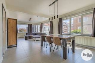 AALST - Bent u op zoek naar een instapklaar appartement op een toplocatie? Dan is dit ruime appartement op de eerste verdieping, gelegen in het hart van Aalst, zeker een bezoek waard.<br /><br />Gelegen in een kleinschalig gebouw, geniet u hier van een centrale woonomgeving met geen gemeenschappelijke kosten. Bovendien is er geen syndicus, wat een extra financiële troef is.<br />Het appartement beschikt over een inkomhal met berging en apart toilet, een ruime en lichtrijke leefruimte, een ingerichte keuken, twee volwaardige slaapkamers, een badkamer met douche. Daarnaast is er een praktische kelderberging, ideaal voor extra opslagruimte.<br />Dankzij de centrale verwarming op aardgas, dubbele beglazing en het gunstige EPC-label B woont u comfortabel én energiezuinig.<br /><br />De ligging in het centrum van Aalst is ideaal: winkels, scholen, horeca en openbaar vervoer bevinden zich op wandelafstand, waardoor u alle dagelijkse voorzieningen binnen handbereik heeft.<br /><br />Kortom: Een ideale woning voor starters, koppels of als interessante investering.<br /><br />Meer info of bezoek: 053/60.65.60<br /><br />De vermelde prijs is een richtprijs. Na ontvangst van de biedingen zal de verkoper beslissen of hij/zij de eigendom verkoopt aan het beste bod. De richtprijs is aldus niet bindend voor de verkoper. Voor meer info kunt u ons contacteren of het reglement raadplegen op onze website.