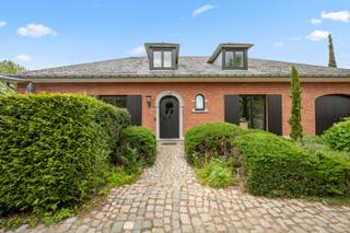 Rustig gelegen aan de rand van Heist-op-den-Berg bevindt zich deze stijlvolle, hedendaagse woning, waar comfort en stijl hand in hand gaan.<br /><br />Deze instapklare, moderne woning verwelkomt u met een warme en verrassend eigentijdse inkomhal die meteen de toon zet.<br /><br />De lichtrijke leefruimte vormt het hart van de woning en biedt een royale combinatie van eet- en zithoek, perfect voor gezellige momenten met familie en vrienden. De geïntegreerde, volledig uitgeruste keuken sluit hier naadloos op aan en is afgewerkt met duurzame, kwalitatieve materialen.<br />Op het gelijkvloers vindt u daarnaast twee volwaardige slaapkamers en een ruime badkamer, uitgerust met zowel een douche als ligbad, een dubbele lavabo en tal van ingebouwde kasten die zorgen voor praktische opbergruimte. Een gastentoilet en een inpandige garage maken het geheel compleet.<br /><br />De eerste verdieping biedt nog eens twee ruime slaapkamers en een handige bergzolder, ideaal voor extra opslag of verdere inrichting naar wens.<br /><br />Buiten geniet je van een ruime, zonnige tuin met twee terrassen, waarvan één overdekt. Hier kan je in alle rust ontspannen, terwijl het opbouwzwembad en de charmante visvijver zorgen voor een extra vakantiegevoel in eigen huis.<br /><br />Een perfect onderhouden woning waar u zonder zorgen uw nieuwe thuis van maakt.<br /><br />Bekijk nu reeds de foto's en virtuele tour op onze website www.dplusvastgoed.be<br /><br />Voor meer informatie of voor een bezoek bel 0475 59 90 00 of mail yves@dplusvastgoed.be