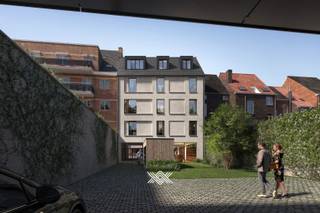 Dit tweeslaapkamer appartement van 77 m² op de eerste verdieping beschikt over een eet- en leefruimte met toegang tot het zuidwestelijk georiënteerd terras (8 m²), een open keuken met kookeiland, een berging, twee slaapkamers, een afzonderlijk toilet en een badkamer uitgerust met een dubbele lavabo, een inloopdouche en de aansluiting voor een droog- en wasmachine. Het appartement beschikt eveneens over een exclusief genotsrecht van de tuin (14,7 m²). Het appartement voldoet aan de strenge energienormen dankzij de voorziening van zonnepanelen, een individuele centrale verwarming met een lucht-waterwarmtepomp en vloerverwarming, een ventilatie type D met warmterecuperatie. <br /><br />De residentie telt zes appartementen, elk voorzien van een ruim zuidwest-georiënteerd terras. Daarnaast is er één commerciële ruimte beschikbaar. Voor het gemak van de bewoners biedt de residentie overdekte fietsparkeerplaatsen in een gemeenschappelijke fietsenstalling.<br /><br />De ligging biedt een fijne balans tussen rust en stedelijke dynamiek. Op wandelafstand vind je de Coupure, het Groenevalleipark en de Watersportbaan, ideaal voor ontspanning en buitenactiviteiten. Tegelijkertijd biedt het nabijgelegen stadscentrum een breed aanbod aan restaurants, winkels en culturele voorzieningen. De residentie is goed bereikbaar, zowel met de wagen via de R40 en R4 als met het openbaar vervoer. Meerdere bus- en tramhaltes in de buurt zorgen voor snelle verbindingen door de stad.