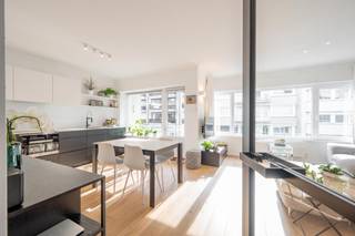 Mooi appartement met goed zijdelings zeezicht, uitstekend gelegen op het Albertstrand tussen het Rubensplein en het Casino.Het appartement telt 2,5...