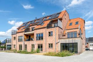 <p><strong>Ruimte, energiezuinigheid en een eigen buitenplek in Brakel!</strong></p><p>Ontdek dit prachtige gelijkvloerse villa-appartement in een stijlvolle nieuwbouwresidentie aan de Herreweg in Brakel. Met een bewoonbare oppervlakte van 118,99 m² geniet je hier van ruimte, licht en hedendaags wooncomfort.</p><p>De royale leefruimte met open keuken baadt in het natuurlijke licht. Grote raampartijen bieden rechtstreeks toegang tot het terras met aansluitende tuinzone. Een heerlijke plek om buiten te ontbijten, gezellig te tafelen of gewoon tot rust te komen.</p><p>Verder beschikt het appartement over twee volwaardige slaapkamers, een badkamer, een afzonderlijk toilet, een praktische berging en een inkomhal.</p><p><strong>Ook energetisch scoort dit appartement uitstekend:</strong> EPC-label A en individuele zonnepanelen dragen bij aan energiezuinig en toekomstgericht wonen.</p><p>De rustige, groene ligging vormt een extra troef, met het centrum van Brakel, winkels en dagelijkse voorzieningen binnen handbereik.</p><p>Een autostaanplaats is afzonderlijk aan te kopen voor € 10.000 excl. btw.</p><p>Nieuwbouwverkoop onder het btw-stelsel. Vraagprijs excl. 21% btw en bijkomende aankoopkosten.<br />AI-gegenereerde interieurbeelden ter illustratie.</p><p><strong>Een ideale combinatie van ruimte, energiezuinigheid en gelijkvloers wooncomfort!</strong></p><p>Benieuwd? Contacteer Chiara voor een bezoek!</p>