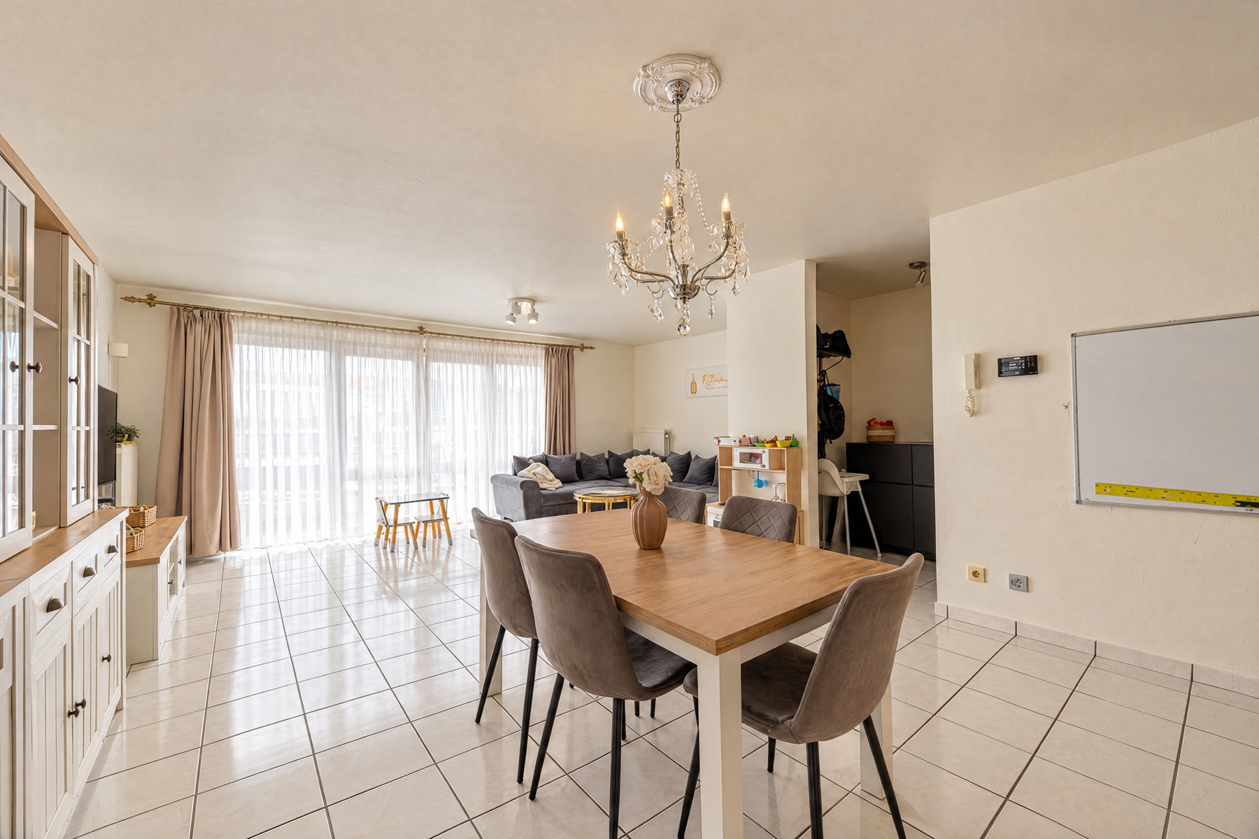 Lichtrijk tweeslaapkamerappartement met terras in Deurne - foto 4
