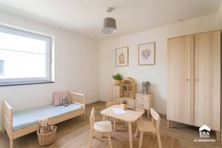 ong&gt;Dit project neemt deel aan de ERA openhuizendag op 20 september.
<h3>Omschrijving</h3>
<p>De woning beschikt over een bewoonbare oppervlakte van ca. <strong>180 m²</strong> op een perceel van <strong>475 m²</strong> en combineert een rustige ligging met een vlotte bereikbaarheid.</p>
<p>Binnenin geniet je van een lichtrijke leefruimte met eetplaats, een volledig ingerichte keuken, drie slaapkamers en een badkamer. Dankzij de centrale verwarming op aardgas, dubbele beglazing en isolatie biedt deze woning een aangenaam wooncomfort.</p>
<h3>Indeling</h3>
<ul><li>Inkomhal</li><li>Living met eetkamer</li><li>Volledig ingerichte keuken met keramische kookplaat, oven, microgolf, vaatwasser en koelkast met vriesvak</li><li>3 slaapkamers</li><li>Badkamer</li></ul>
<h3>Extra troeven</h3>
<ul><li>Centrale verwarming op aardgas met radiatoren</li><li>Dak- en muurisolatie</li><li>Dubbele beglazing (PVC)</li><li>Regenwaterput</li><li>Videofoon</li></ul>
<h3>Technisch</h3>
<ul><li>Bewoonbare oppervlakte: 180 m²</li><li>Perceel: 475 m²</li><li>EPC: 28</li><li>Verwarming: centrale verwarming op gas</li><li>Warm water via CV-ketel</li></ul>
<h3> </h3>