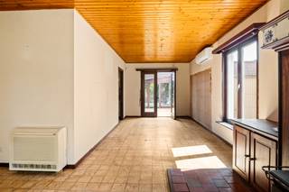 Deze te renoveren laagbouwwoning bevindt zich op een uitstekende locatie vlakbij het centrum van Essen-Horendonk. Winkels, scholen en openbaar vervoer bevinden zich allemaal in de nabije omgeving. Ondanks het feit dat de woning aan renovatie toe is, biedt ze heel wat mogelijkheden. U betreedt de woning via de aparte inkomhal die toegang biedt tot de verschillende ruimtes. De ruime woonkamer geniet dankzij de ramen aan zowel de voor- als achterzijde van een aangename natuurlijke lichtinval. Verder beschikt de woning over een eenvoudige keuken, praktische berging, veranda, garage, slaapkamer, apart toilet, badkamer met ligbad en wastafel en bureauruimte. Het perceel heeft een totale oppervlakte van 600 m² en is zuidwestelijk georiënteerd, waardoor u hier een hele dag heerlijk kan vertoeven.
