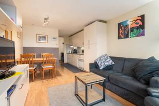 Modern gemeubelde studio met slaaphoek. Deze studio, gelegen op een zucht van zee en duinen biedt u een living met open keuken, terras , slaaphoek, badkamer met lavabo, douche en toilet. Mogelijkheid tot aankoop ondergrondse staanplaats. EPC ATTEST B !