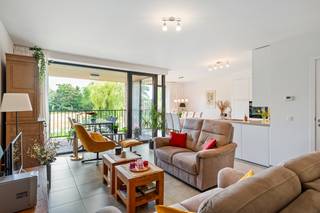 Comfortabel wonen op een rustige, groene locatie en toch vlak bij het centrum van Kapellen? Dit verzorgde appartement aan de Jef Verbercklaan 5 combineert ruimte, licht en hedendaags wooncomfort. Kapellen bevindt zich in de omgeving, waardoor dagelijkse voorzieningen en openbaar vervoer vlot bereikbaar zijn.<br /><br />Via de ruime inkomhal kom je binnen in het appartement. De lichtrijke leefruimte sluit mooi aan op de open keuken en biedt dankzij de grote raampartij en terras een aangenaam uitzicht op het groen.<br /><br />De moderne keuken is volledig ingericht en voorzien van onder meer een kookplaat, dampkap, oven, koelkast, vaatwasser en spoelbak. Aansluitend bevindt zich een praktische berging/wasplaats.<br /><br />Het appartement beschikt over twee volwaardige slaapkamers (27 en 15 m²). Beide kamers bieden rechtstreeks toegang tot het overdekte terras, een heerlijke plek om in alle rust van de groene omgeving te genieten. De grootste slaapkamer is voorzien van een dressing.<br /><br />De verzorgde badkamer is uitgerust met een ruime inloopdouche en wastafelmeubel. Daarnaast is er een afzonderlijk gastentoilet met handenwasser.<br />Het ruime, overdekte terras vormt een echte verlenging van de woonruimte. Bewoners kunnen bovendien gebruikmaken van de fraai aangelegde gemeenschappelijke tuin.<br />Extra bergruimte is voorzien in de private kelder. Tot slot is een ondergrondse staanplaats dewelke apart dient aangekocht te worden voor 30.000 euro. <br /><br />Het appartement maakt deel uit van een recent en verzorgd gebouw (2017!) en is voorzien vloerverwarming in combinatie met radiatoren, een ventilatiesysteem, gemeenschappelijke delen dewelke profiteren van zonnepanelen met batterij.<br /><br />Troeven<br />+ Twee ruime slaapkamers met toegang tot terras<br />+ Lichtrijke leefruimte met grote raampartijen en terras<br />+ Gemeenschappelijke, groene tuin<br />+ Ondergrondse staanplaats <br />+ Lift aanwezig<br /><br />Een ruim en instapklaar appartement voor wie wil wonen zonder in te boeten aan comfort, buitenruimte of bereikbaarheid.<br /><br />Heeft u interesse in dit prachtig appartement? Neem dan contact op met VB Vastgoed via 03 337 50 70 of info@vbvastgoed.be.
