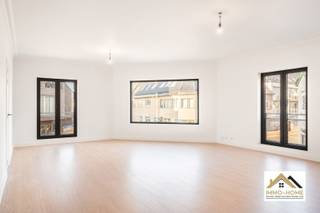 Dit volledig gerenoveerde appartement vinden we terug op de eerste verdieping van het gebouw, en bereik je via de traphal. Zo kom je tot in een ruime eigen inkomhal, met plaats voor een vestiaire. Een open doorgang brengt je verder tot in de prachtige leefruimte met open keuken. De vele raampartijen zorgen voor een heel leuk ruimtelijk gevoel en uiteraard ook veel natuurlijke lichtinval. De keuken is voorzien van het nodige moderne kookcomfort, en biedt ook nog extra plaats voor bijkomende kasten of een eethoek. De houten vloer in de volledige ruimte zorgt dan weer voor een warme sfeer. De grootste slaapkamer is aanpalend aan de leefruimte te vinden, terwijl de tweede (met ingemaakte wandkast) zich aan de achterkant van het gebouw bevindt. Net ernaast vinden we de prachtige badkamer met een riante inloopdouche terug. Bij het pand hoort een garage op wandelafstand. Het centrum van Wachtebeke is letterlijk om de hoek, net als voorzieningen zoals winkels en openbaar vervoer. Maandelijkse kost: €50/maand. Bezoekdag: 30/04.. Inschrijven via mail naar xenia@immo-home.be, geen telefonische inschrijvingen! Volg ons op Fb en Insta. Voor meer info: www.immo-home.be. GRATIS SCHATTING &amp; GRATIS FINANCIEEL ADVIES