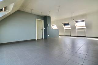 Dit praktische en instap klaar appartement is gelegen nabij de Markt van Eeklo.
Op wandelafstand bevindt zich verschillende winkels, de horeca,het openbaar vervoer en de wekelijkse markt.
Het appartement is gelegen nabij de belangrijke invalswegen en de scholen.
Het appartement bestaat uit een ruime inkomhal met ingemaakte kast, een ruime en lichtrijke woonkamer met een open keuken en aansluitend een berging, twee slaapkamers en een badkamer met een ligbad en een dubbele lavabo en een apart toilet.
Op het gelijkvloers is er een fietsenberging aanwezig.
De algemene kosten zijn in de huurprijs inbegrepen.
Wenst u een bezoek aan dit centraal gelegen appartement?
Maak uw afspraak via www.vastgoedunicum.be of mail naar verhuur@vastgoedunicum.be