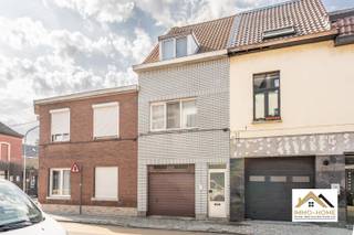 Deze mooie rijwoning in bel-etagestijl vinden we terug op de rand van Gent / Destelbergen. Ze is vlot bereikbaar, en dichtbij allerlei voorzieningen zoals winkels en openbaar vervoer. De statige inkomhal brengt je naar de leefruimte op de eerste verdieping, waar de natuurlijke lichtinval doorheen de woning voor een aangenaam gevoel zorgt. De aanpalende keuken is praktisch ingericht, en de handige berging net ernaast is mooi meegenomen. Ook de stijlvolle badkamer met grote inloopdouche bevindt zich op deze verdieping. Op de weg naar boven passeer je nog een tweede berging, om zo tot op de bovenste verdieping met de twee slaapkamers te komen. Een heel grote troef van de woning vinden we op het gelijkvloers, waar zich een garage voor drie wagens bevindt. Achteraan hebben we nog extra bergruimte en een tweede toilet, en een dubbele deur brengt je tot in een heel leuke stadstuin waar er enkel rust heerst. Bezoekdag 13/06. Inschrijven via mail naar stefan@immo-home.be, geen telefonische inschrijvingen! Volg ons op Fb en Insta. Voor meer info: www.immo-home.be. GRATIS SCHATTING &amp; GRATIS FINANCIEEL ADVIES