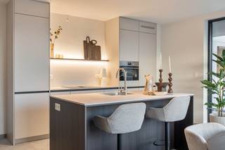 Op een boogscheut van het centrum van Halen en op slechts 3 minuten wandelen van de gekende snuffelmarkt hebben in ons prachtig nieuwbouwproject “<strong>Residentie Halon</strong>” nog enkele mooie appartementen op verdiep te koop! Appartement A9 bijvoorbeeld beschikt over 2 ruime slaapkamers en heeft een aangenaam terras.<br /><br />Ook dit nieuwbouwappartement beschikt over een eigen warmtepomp en PV-panelen om zo uw energiefactuur tot een minimum te beperken. Een groot pluspunt als toekomstige woonst of duurzame en kwalitatieve investering!<br /><br />Voor meer informatie ontvangen we u graag bij ons op kantoor of ter plaatse om dit prachtige project tot in de puntjes toe te lichten. Bel nu Elien Mombaerts op het nummer 0470/38.21.30.