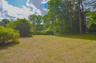 Exclusieve villa met veel privacy en een zonnige tuin op een toplocatie in het Zoute.Indeling:Ruime inkomhal met vestiaire en gastentoilet...