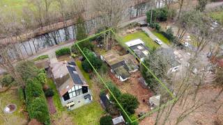 <p>Vragen of bezoek? Contacteer Dimitry via dimitry@copandi.be of 0493 37 27 43.</p><p></p><p>Dit ruime perceel van 815m² bevindt zich op wandelafstand van de welgekende E10-plas. U kan hier wonen in een bosrijke omgeving en genieten van alle rust. U bent op korte afstand van invalswegen en winkels.</p><p></p><p>Samengevat: een ideale locatie met de nodige portie rust. Er is een servitudeweg van 3 meter breed voorzien naar het achtergelegen perceel. Het huidige pand is geheel te renoveren of af te breken.</p><p></p><p>De bouwvoorschriften voor dit woongebied met landelijk karakter zijn een maximale bebouwde oppervlakte van 150m², waarbij 60% van het perceel aangelegd en gevrijwaard moet worden als onverharde ruimte, met een maximale kroonlijsthoogte van 7 meter en een maximale nokhoogte van 11 meter.</p><p></p><p>Het huidige pand kan eventueel verbouwd worden tot een woning met een ruime leefruimte en een naastgelegen keuken met ruime berging. Verder vindt u drie kamers (17,20m², 11,20m² en 6,20m²) terug die dienst kunnen doen als slaapkamers met een bijhorende badkamer die voorzien is van een douche en aansluitingen voor een wasmachine en droogkast.</p><p></p><p>U kan deze woning steeds bekijken via onze virtuele 3D-tour.</p>