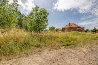 Deze charmante woning in Itegem biedt een unieke kans voor wie droomt van een renovatieproject. Gelegen op een ruim perceel van 4.683 m², geniet...