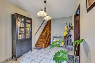 <p>In Denderhoutem bevindt zich deze<strong> verzorgde en instapklare woning</strong> op een rustige en vlot bereikbare locatie. Winkels, scholen en openbaar vervoer bevinden zich in de onmiddellijke nabijheid, terwijl de op- en afrit van de E40 op slechts enkele minuten rijden gelegen is. De woning verkeert in uitstekende staat van onderhoud en biedt een praktische indeling met tal van mogelijkheden. Op het gelijkvloers bevinden zich een inkomhal, een gezellige leefruimte met salon en eetplaats, een keuken, een gastentoilet en een berg-/wasplaats. Het verdiep omvat een nachthal, <strong>drie volwaardige slaapkamers</strong> en een badkamer. Via een uitvaltrap bereikt men de deels afgewerkte zolder, waar eenvoudig een extra slaapkamer, bureau of hobbyruimte kan worden ingericht. Een bijkomende troef is de <strong>volledige onderkeldering </strong>van de woning. Hier bevinden zich<strong> een ruime garage</strong> en extra bergruimte. Buiten geniet men van een voortuin, <strong>een ruime oprit </strong>die doorloopt naar de achterzijde van het perceel en toegang biedt tot de achterliggende garage. <strong>Het gezellige terras en de aangename tuin bieden een prachtig en rustgevend uitzicht op de omliggende weidelanden en het groene landschap</strong>. Cv op stookolie - PVC in dubbel glas -<strong> EPC C </strong>- <strong>elektriciteit conform</strong>. Maatregelenregister in aanvraag.</p>
